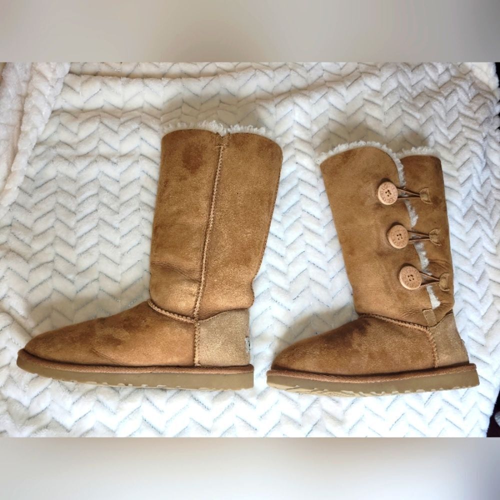 UGG Bailey Button Triplet II' Boot, sz 6, tan.